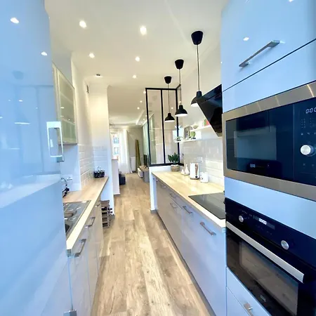 Near Port & - Private Parking & Breakfast - Full شقة *