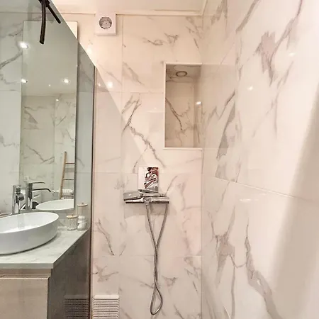 Apartmán Near Port & - Private Parking & Breakfast - Full Nice