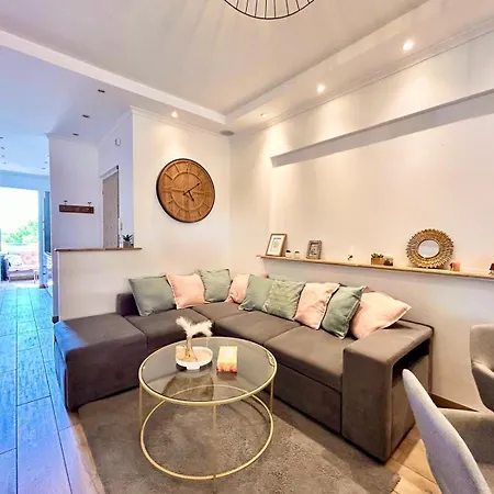 Near Port & - Private Parking & Breakfast - Full *