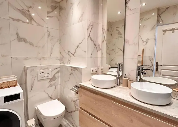 Lejlighed Near Port & - Private Parking & Breakfast - Full *