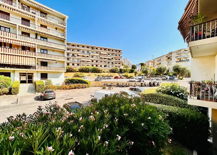 شقة Near Port & - Private Parking & Breakfast - Full